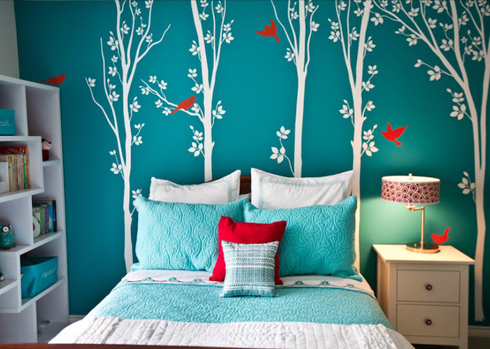 Jugendzimmer gestalten - blaue Wände mit Bäumen Wandtattoo, abgestimmte Möbel