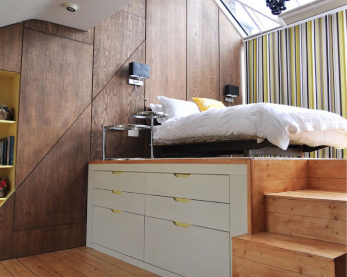 Betten für Teenagers, ein Doppelbett auf einer Plattforme mit vielen Schubladen