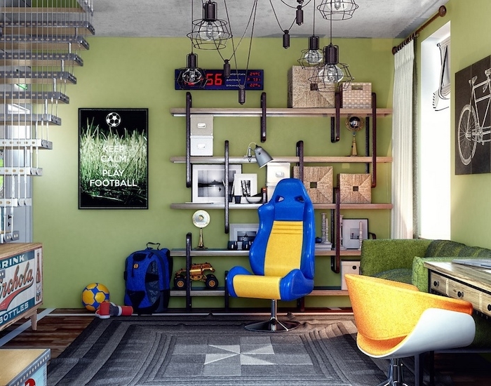 grauer Teppich, Couch Jugendzimmer, ein gelber Stuhl, ein Poster mit Fußball Thema