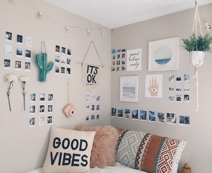 ein Shabby Chic Teenager Zimmer mit vielen Sachen, die an den Wänden hängen