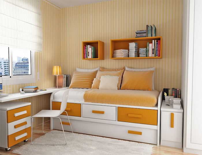 Jugendzimmer Ideen - oranges Bett, ein niedriger Schreibtisch mit weißem Stuhl