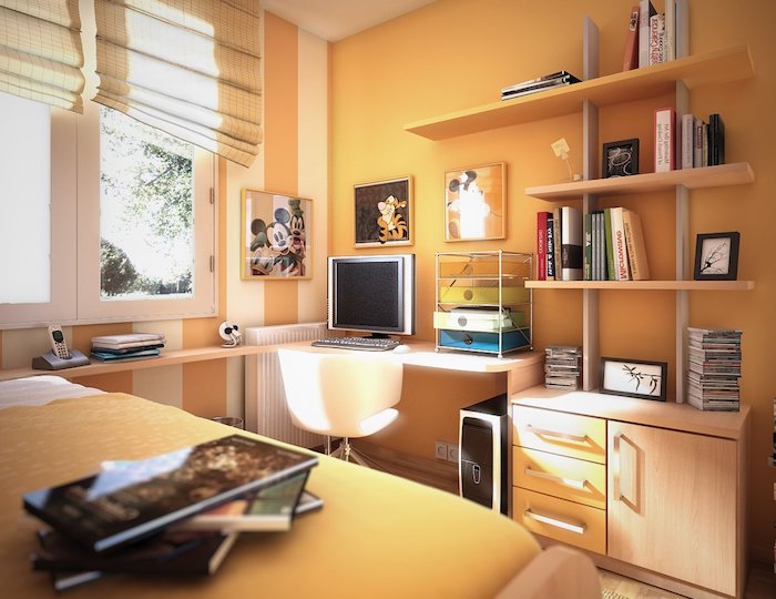 orange Wände, ein Schreibtisch mit weißen Stuhl, ein Bett mit orangen Bezug