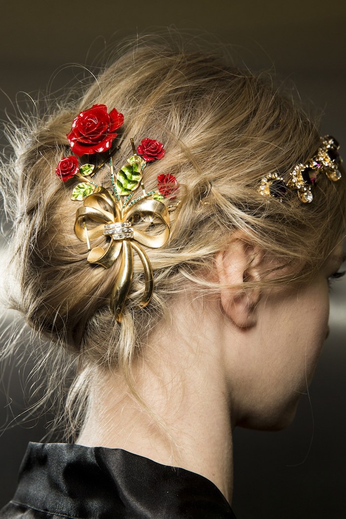 frisurentrends mit haarschmuck blonde haare dunkelblond rote rose in den haaren goldene schleife
