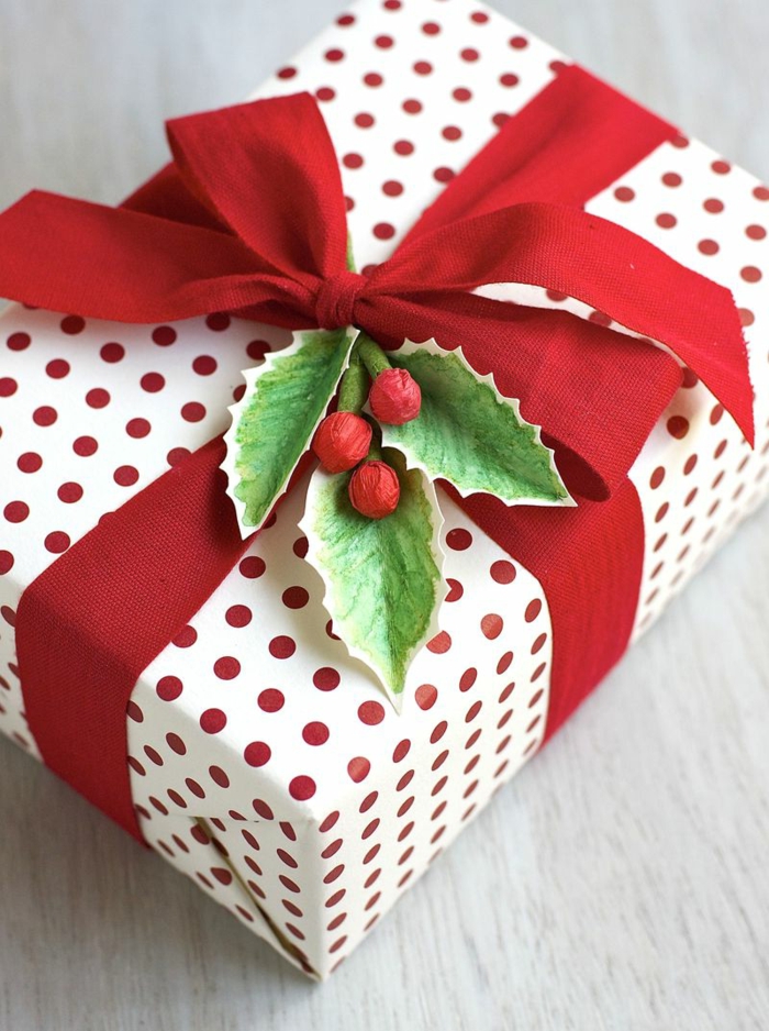 Ideen für Geschenkverpackungen, Mistel aus Papier basteln und mit Band am Geschenk befestigen