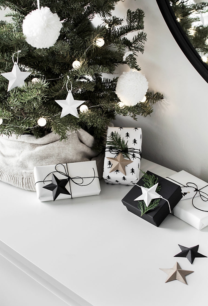 Weihnachten in Schwarz und Weiß, Geschenke mit Tannenzweigen und Sternchen verziert