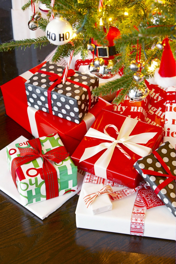 Viele Geschenke unter dem Weihnachtsbaum, schön verpackt und verziert, tolle Überraschungen für alle