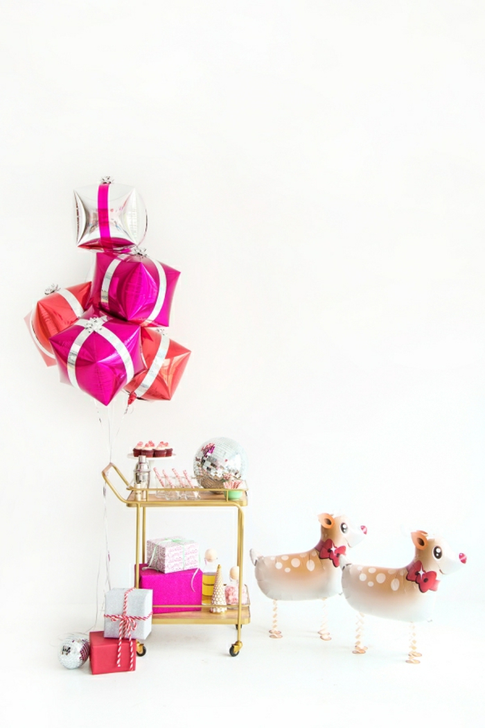 Luftballons als Rentiere und Geschenke, schöne Überraschungen zu Weihnachten, Weihnachtsgeschenke und Dekorationen