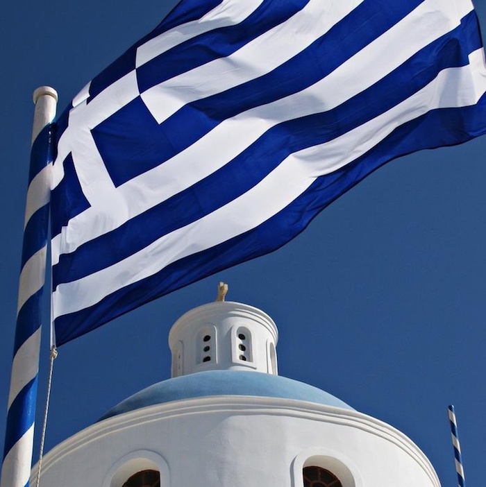 griechenland hauptstadt die fahne von den griechen blau weiße fahne flagge banner kirche oder gebäude in mediterranem stil