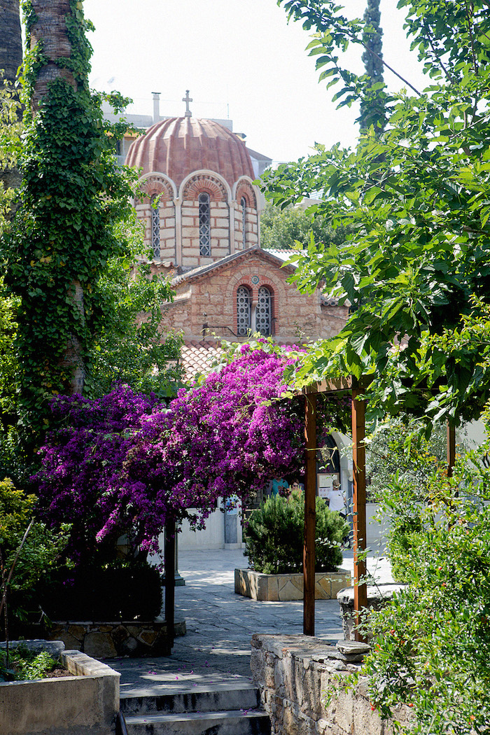 griechenland die schönsten seiten des landes violete blumen bepflanzung kirche orthodox religion in griechenland authentische architektur