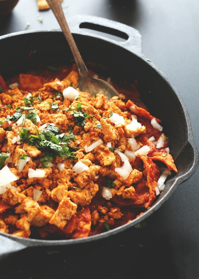 tofu zubereiten speise in der pfanne zubereiten frische kräuter tofu käse löffel zum kochen hausarbeit haushalt schöne duft nach gesundem essen