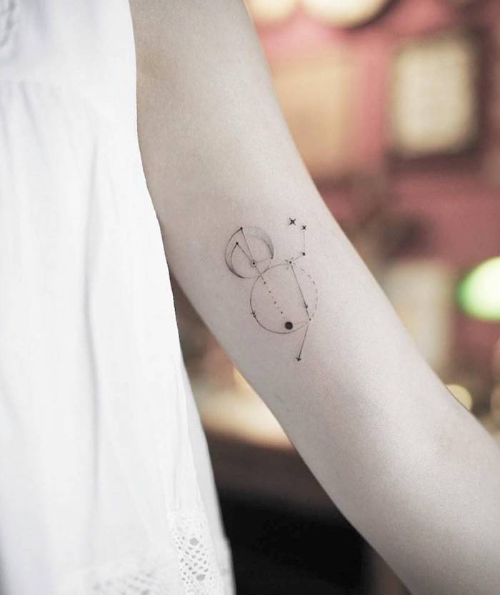 idee für einen tattoo für frauen - eine hand mit einem tattoo mit einem schwarzen kleinen sternbild mit schwarzen kleinen sternen und einem mond 