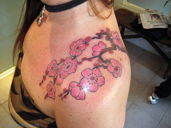 tattoo kirschblüten, schulter tätowieren, farbige tätowierung mit blumen-motiv