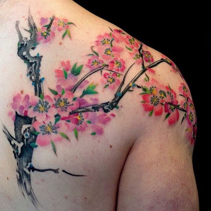 symbol für verbundheit, farbige tätowierung mit kirschbaum-motiv, rücken tattoo