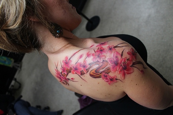 tattoos mit bedeutung, zweig mit rosa kirschblüten, tätowierung mit japanischem motiv