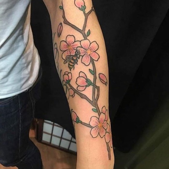 tattoos mit bedeutung, zweig mit rosa blüten am arm, unterarm tätowieren