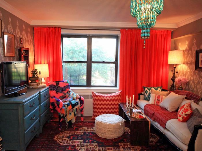 rote Vorhänge, Couch Jugendzimmer, ein orientalisches Ambiente wegen des Lampenschirms