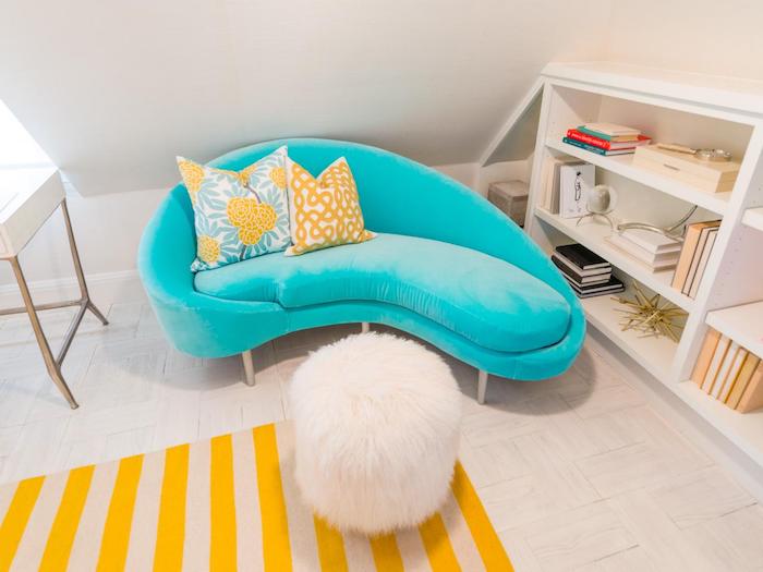 schöne Zimmer, blaues Couch, gestreiften Teppich in Gelb und Beige, weißes Regal