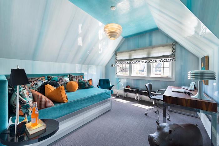schöne Zimmer - eine Dachgeschosswohnung, blaue Farbe von den Wänden, eine blaue Matratze
