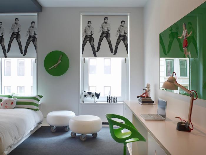 Schöne Zimmer - ein grünes Zimmer, Rollos mit Verzierung - Elvis Presley, Schreibtisch aus Holz