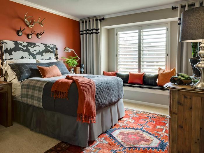 schöne Zimmer, orange Wände, Perserteppich, Jäger Dekoration, kleine Kissen