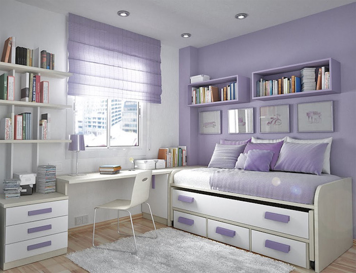 ein lila Zimmer, Rollos am Fenster, schöne Zimmer, kompakter weißer Schreibtisch