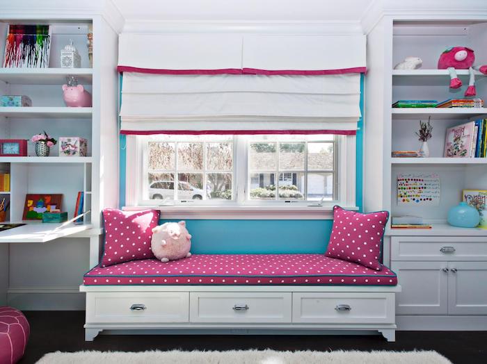 rosa Sofa am Fenster, Plisses in weißer Farbe, weiße Regale und weißer Schreibtisch - schöne Zimmer