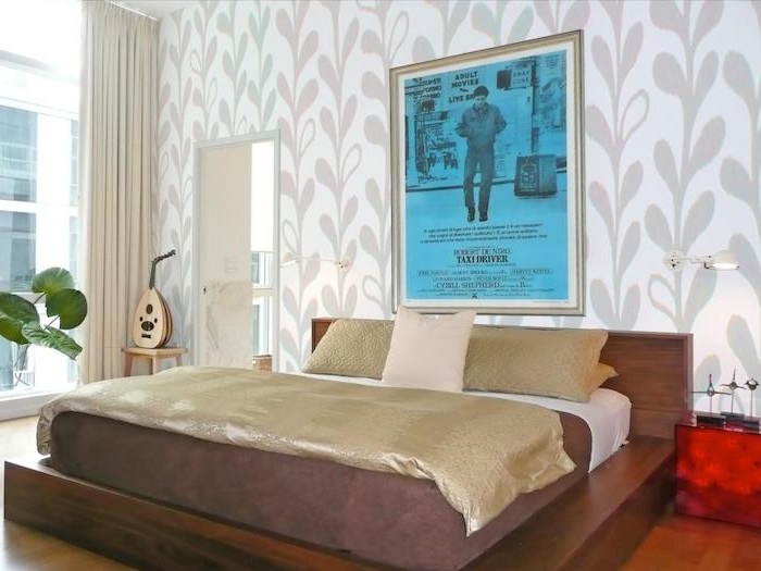 goldene Bettwäsche, ein blaues Poster über dem Bett, roter Nachttisch - schöne Zimmer