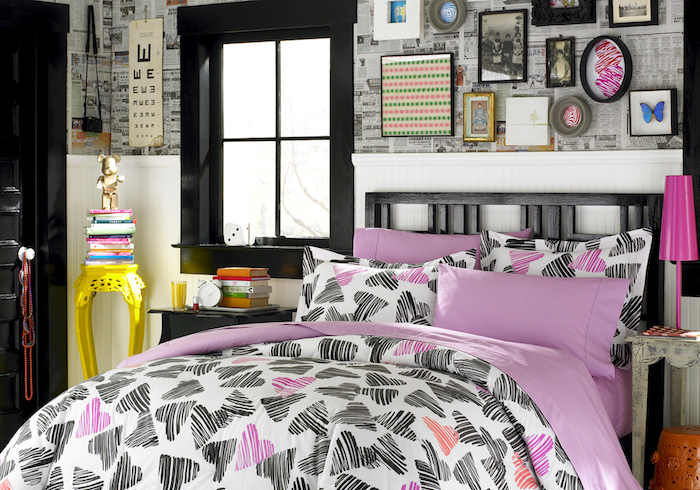 schöne Zimmer - ein rosa Bett mit schwarzen und rosa Herzchen als Motiv, interessante Verzierungen