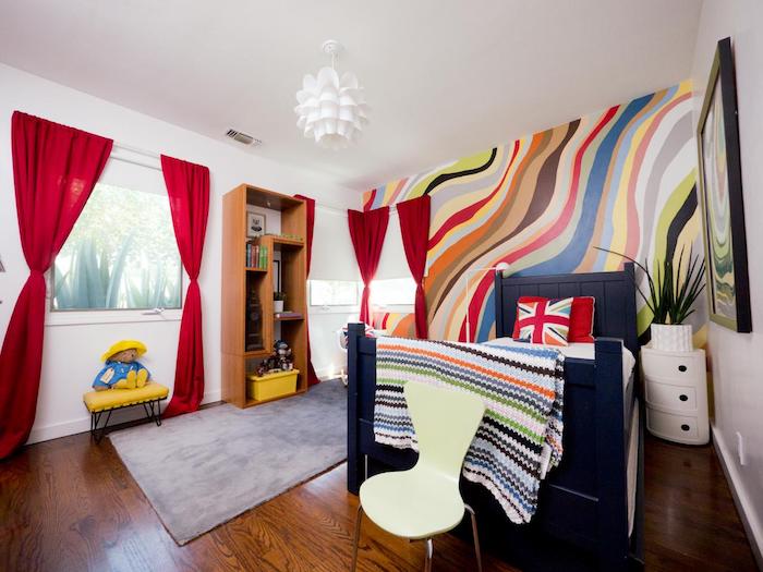 rote Vorhänge, eine bunte Wand, kleines Bett mit gemusterten Kissen - schöne Zimmer