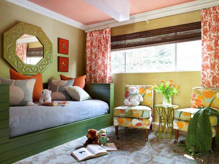 ein grünes Bett mit blauer Matratze, ein großer, grüner Spiegel, zwei bunte Sessel - schöne Zimmer 