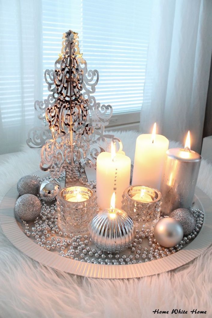 weihnachtsdekoration silberne platte mit vielen dekorationen drin kerzen silberne kerzdeko ideen