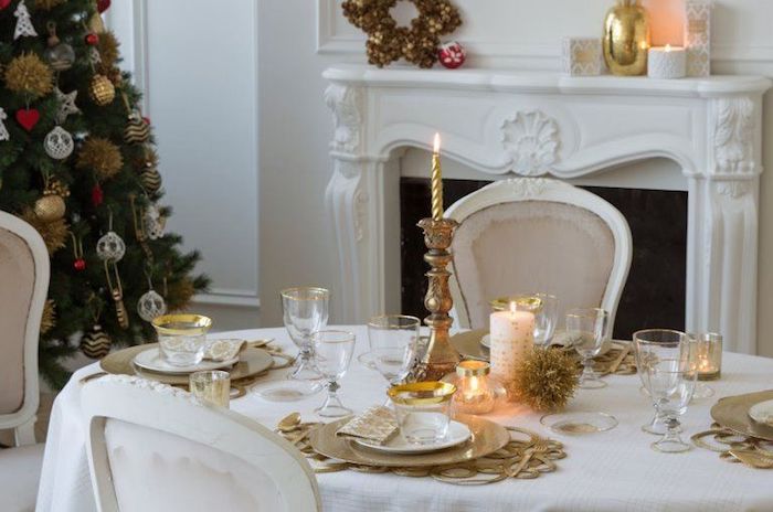 weihnachtsbaum deko elegante hausdekorationen in weiß und golden kerzen weihnahtsbaum kamin deko auf dem kamin ideen in weiß und gold