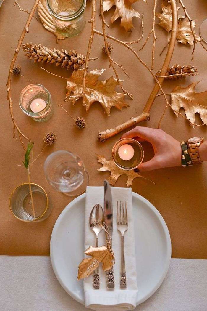 günstige weihnachtsdeko elegante tischdekorationen selber basteln blätter vom baum in goldener farbe gestalten kerze weiße teller teekerzen