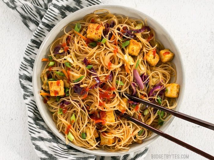 tofu braten mit spagetti mischen und gemüse zugenen ein perfektes asiatisches gericht zum genießen 