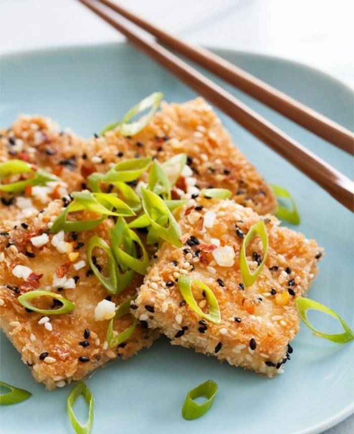 tofu grillen sesam tofu speise zum genießen serviert mit frischer zwiebel grüne blätter blaue teller