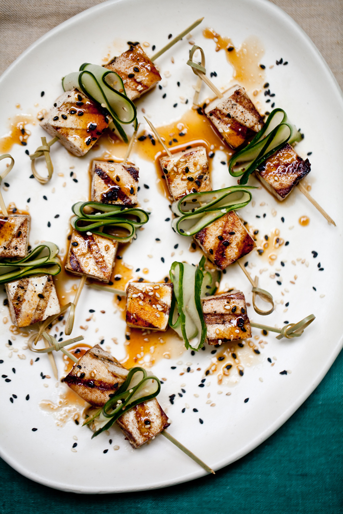 tofu grillen mit gurken und grillsoße sesam kreative idee für tofu speisen zum genießen vorspeise vegan