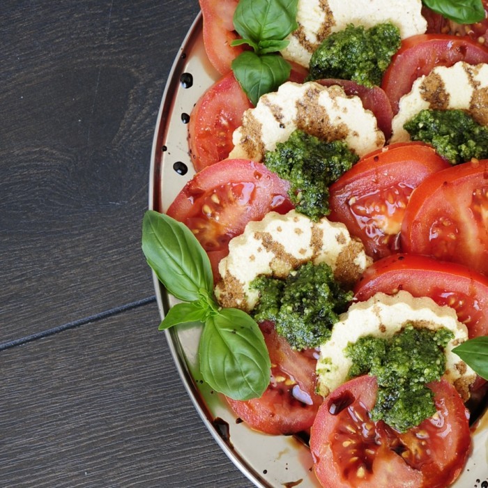 tofu grillen blumenform stücke tofu mit scheiben tomaten frischem basilikum und pesto soße servieren salat für den sommer