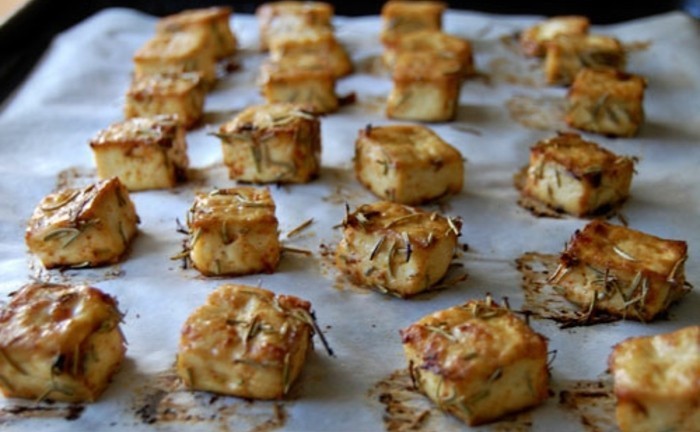 tofu braten oder backen tolle ideen für vorspeise bei einer party kräuter käsestücke backpapier backofen