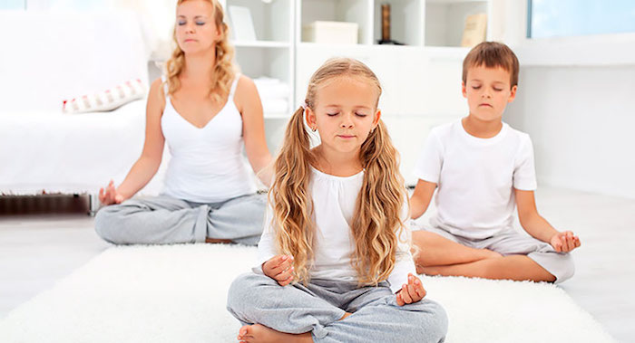 die familie meditiert zusammen yoga für die generationen gesunde ritualien trainings mama mäschen und junge kinder 