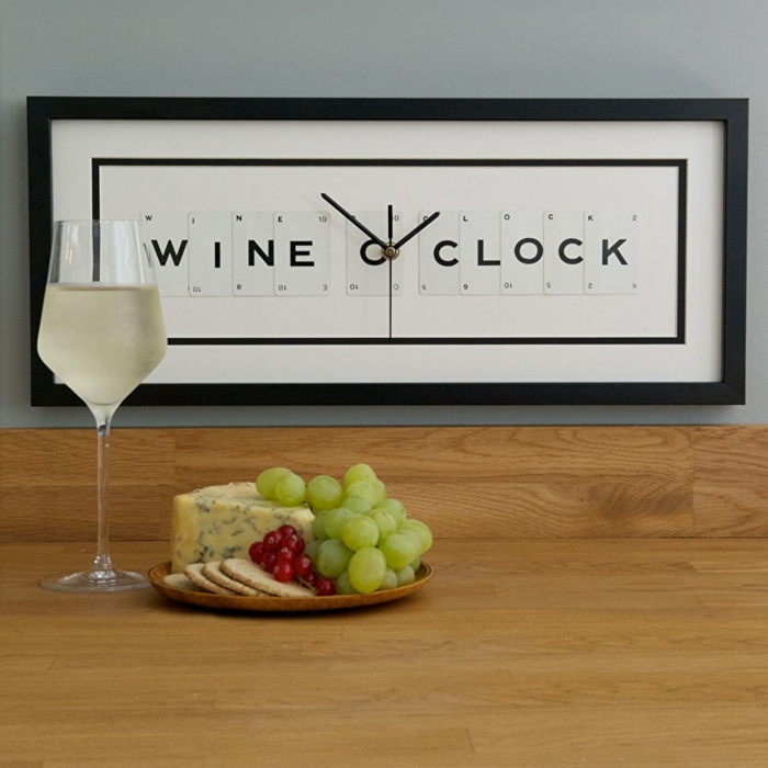 Cooles Geschenk für Weinliebhaber, Wanduhr Wine o'clock,, Weißwein und kulinarische Köstlichkeiten