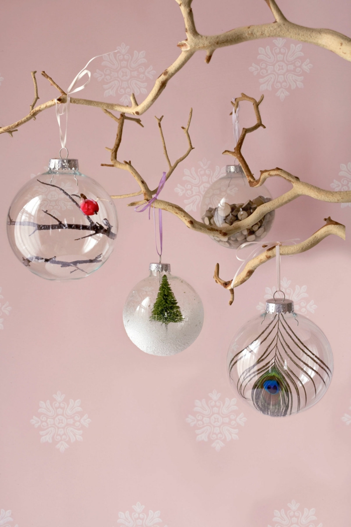 Weihnachtskugeln aus Glas mit Christbäumchen, Pfauenfedern und Holzstäbchen, kreative Idee für Weihnachtsschmuck