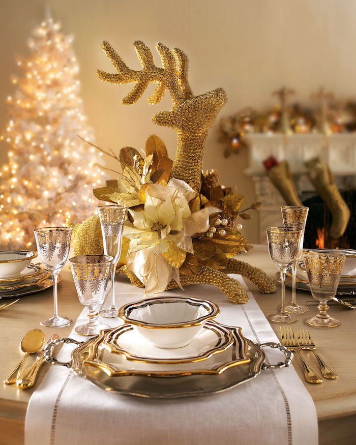 weihnachtsdeko selber machen golden weiße dekorationen auf dem tisch goldener erlc weihnachtsbaum in weiß schmücken