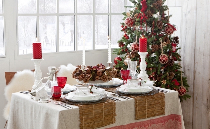 weihnachtsdeko selber machen weiße tischdecke weihnachtsbaum in rot golden und weiß dekorieren weihnachtsschmuck