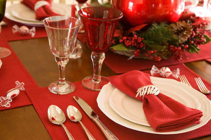 günstige weihnachtsdeko tisch aus massivholz rote tischdeko weiße teller gläser löffel rote serviette silberne 