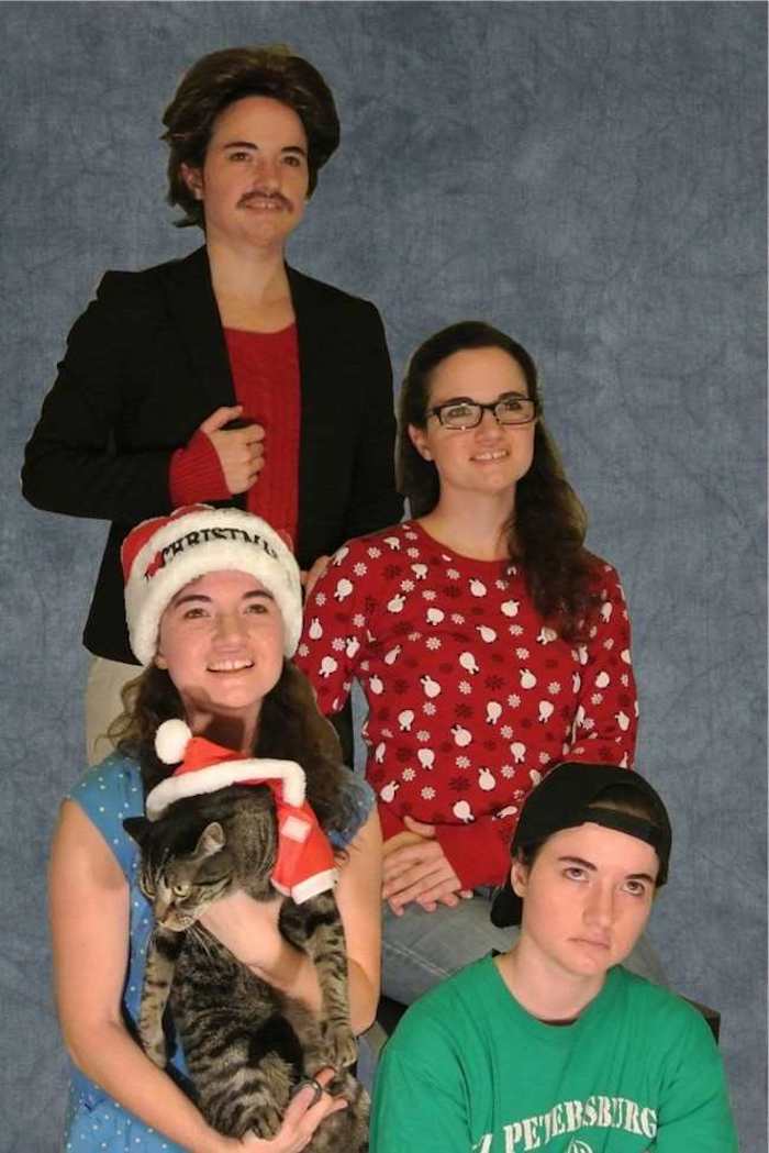 Mit Photoshop ein Weihnachtsfoto selber erstellen - eine ganze Familie mit den Fotos eines Mädchens
