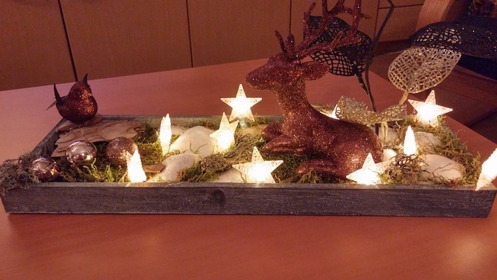 weihnachts deko natur ideen zum selbermachen deko ideen auf dem tisch elch deko mit leuchtenden sternchen tischdeko basteln