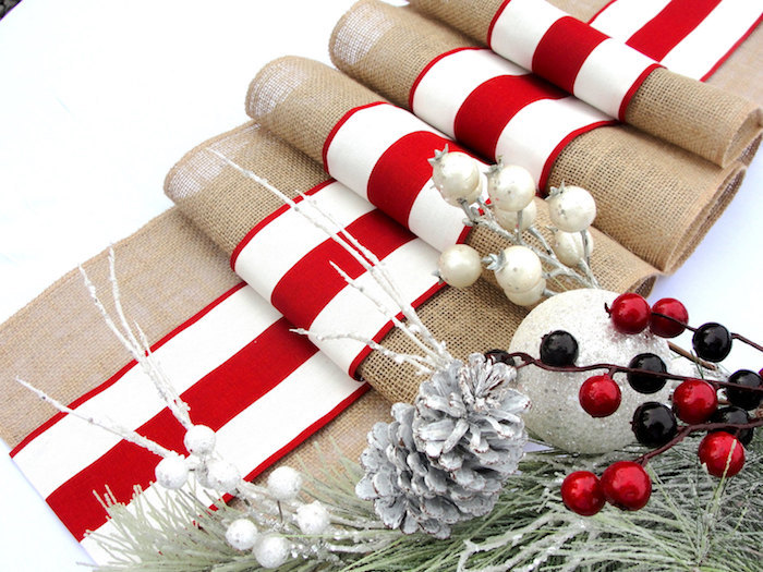tischdeko weihnachten tischdecke mit den farben des winters weihnachten rot weiß stahlmotive zapfen rote beeren