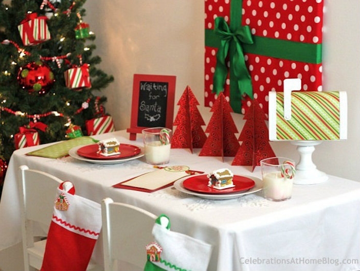weihnachtsdeko selber basteln tischdecke in weißer farbe rote dekorationen mit grünen socken geschenk an der wand