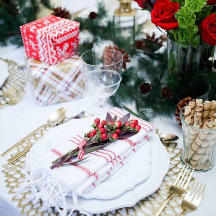 weihnachtsdeko selber basteln elegante tischdeko zum fest tolle idee in den typischen farben weihnachten in weiß gold rot und grün