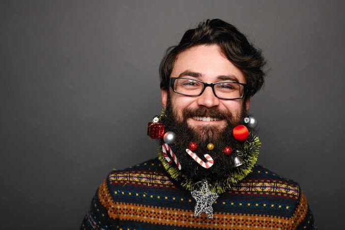 ein Herr, der seinen Bart wie Tannenbaum geschmückt hat - Weihnachtsfotos